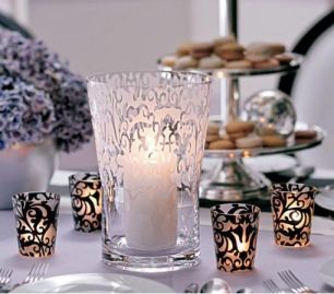 New_Years_eve_black-and-white-damask-tablescape-centerpiece